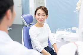 Patient talking to dentist, preparing for tooth extraction